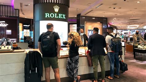 donna managr aeroporto rolex|rolex price at airport.